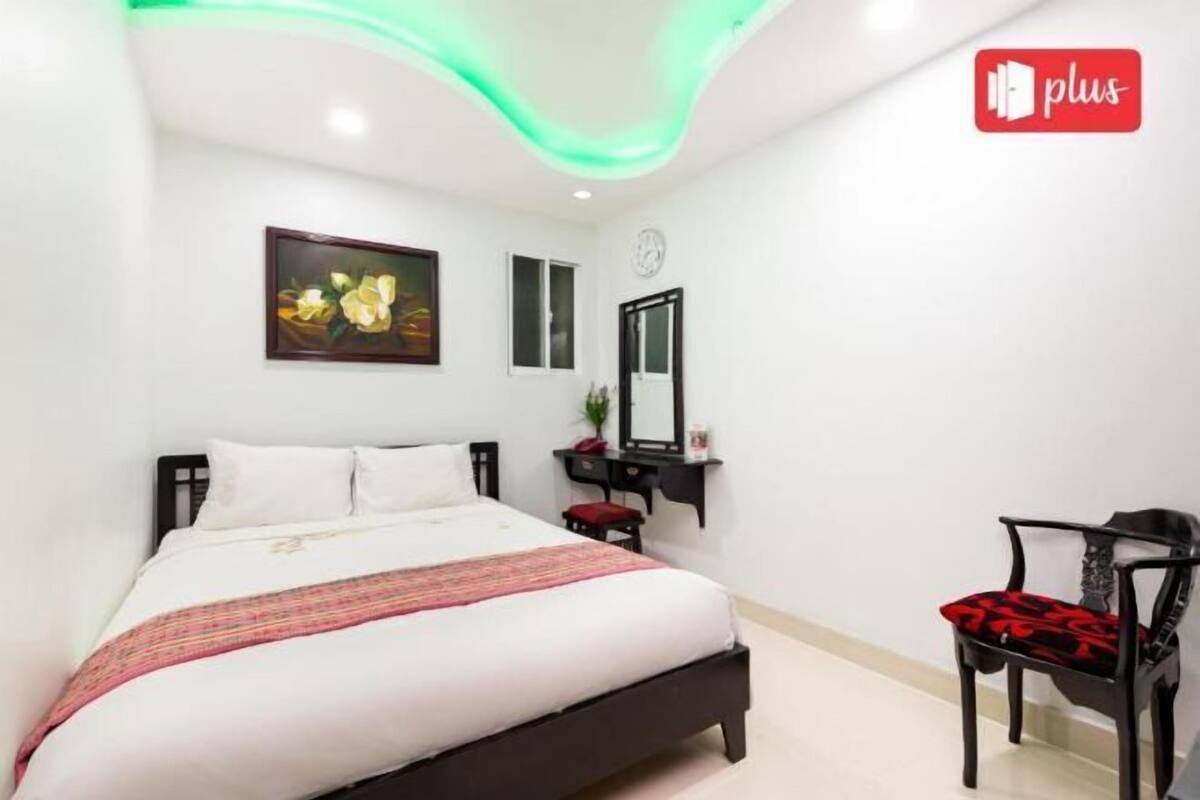 Hypo-allergenic bedding available, minibar, desk, WiFi (free)