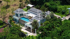 A modern house with a swimming pool, multiple levels, and a covered patio area. - Luxury Matahari Seaview (Kamala)
