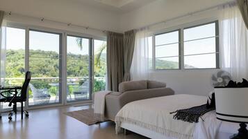 5 habitaciones, tabla de planchar con plancha y ropa de cama