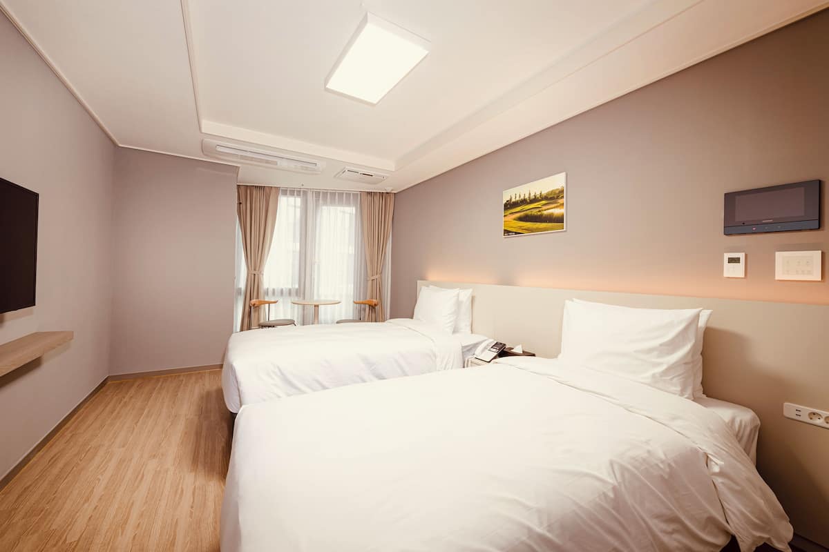 2 bedrooms, down duvets, in-room safe, blackout curtains