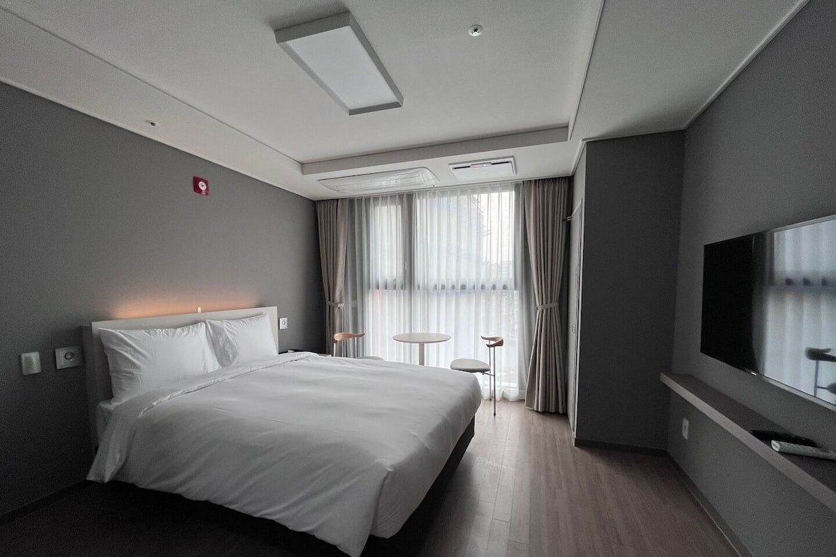 2 bedrooms, down duvets, in-room safe, blackout curtains