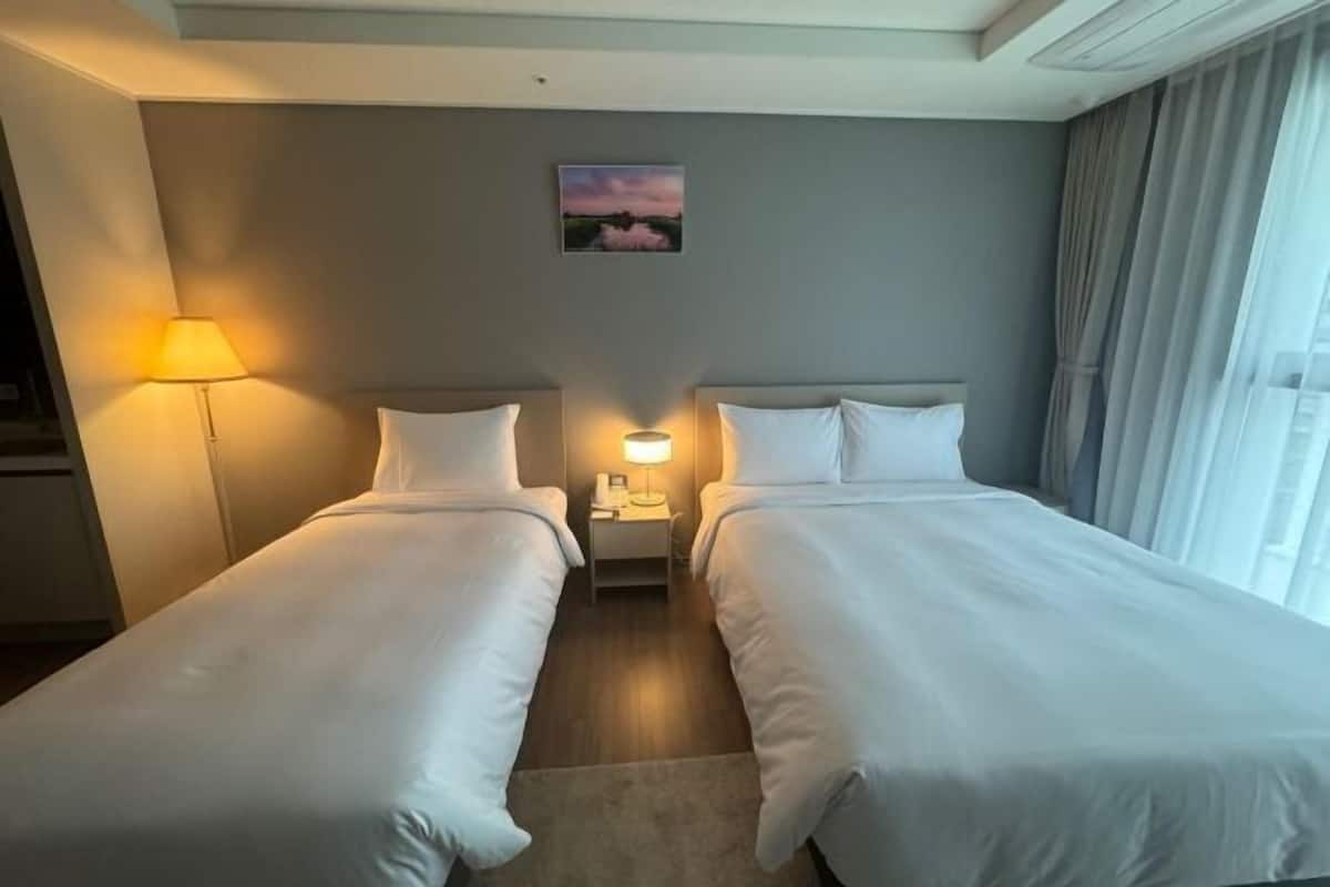 2 Schlafzimmer, Daunenbettdecken, Zimmersafe, Verdunkelungsvorhänge