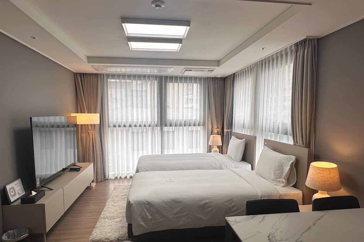 2 bedrooms, down duvets, in-room safe, blackout curtains