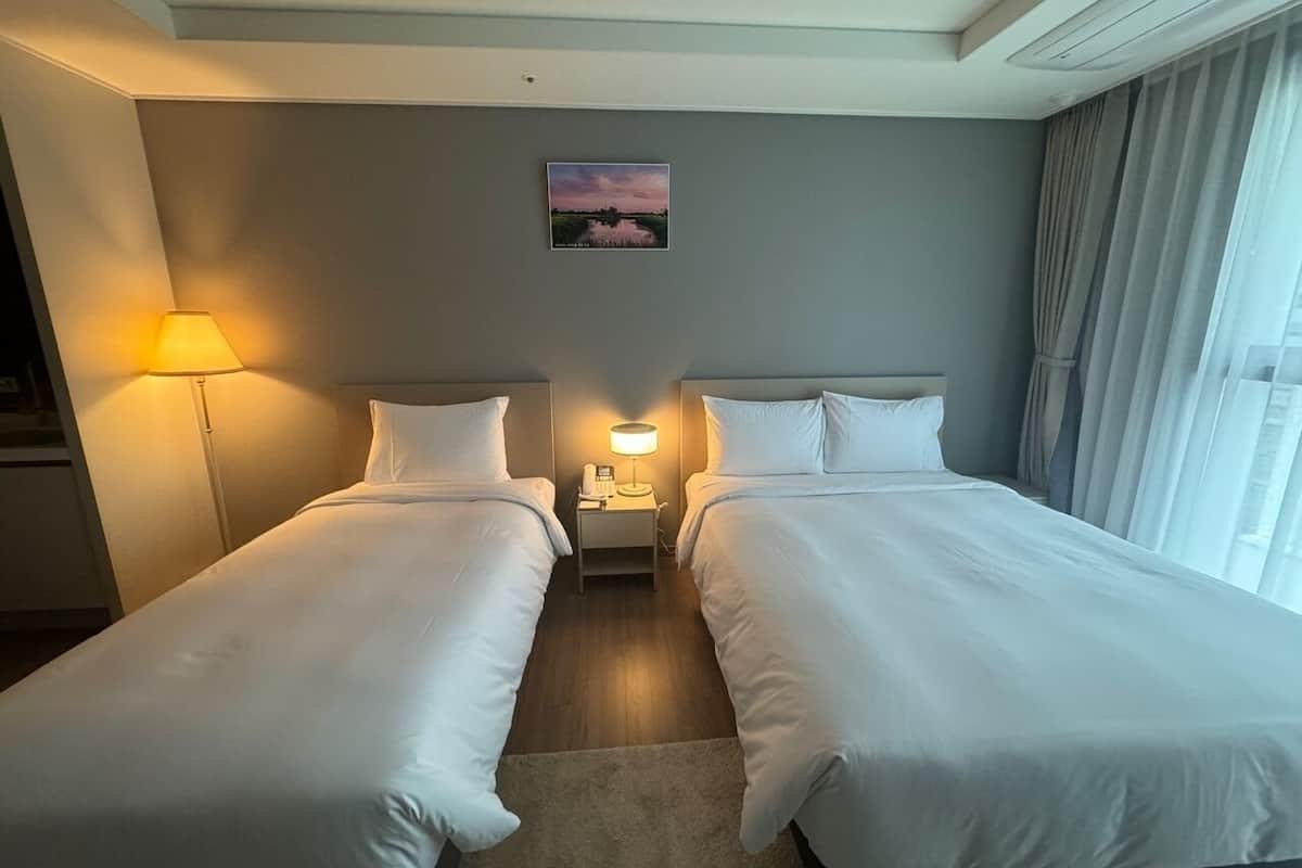 2 bedrooms, down duvets, in-room safe, blackout curtains