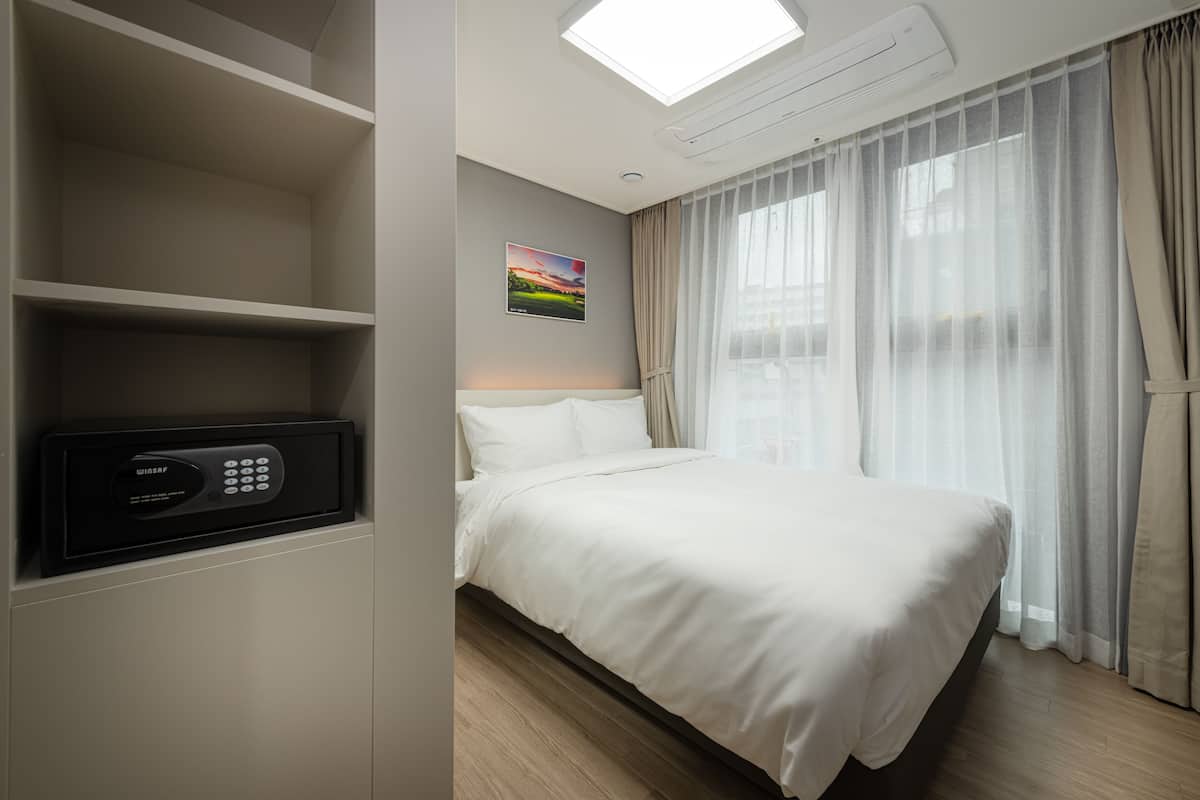 2 bedrooms, down duvets, in-room safe, blackout curtains