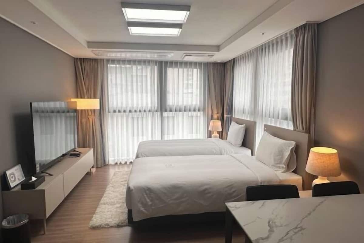 2 Schlafzimmer, Daunenbettdecken, Zimmersafe, Verdunkelungsvorhänge