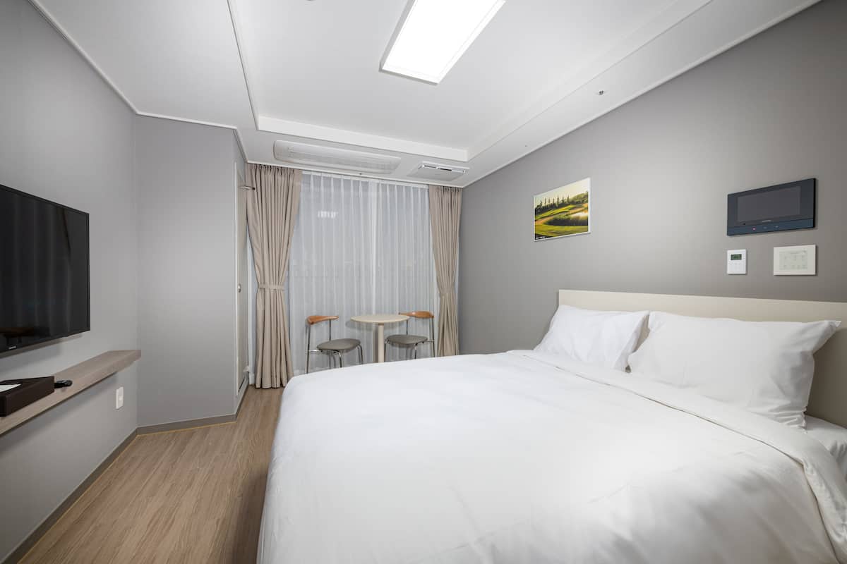 2 bedrooms, down duvets, in-room safe, blackout curtains