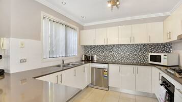 雪櫃、微波爐、焗爐、洗碗機