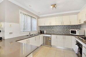 Kühlschrank, Mikrowelle, Ofen, Geschirrspüler