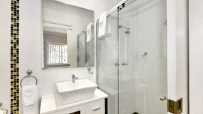 Douche, baignoire à remous