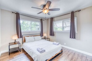 4 室のベッドルーム、デスク、アイロン / アイロン台、WiFi