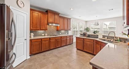 Spacious Getaway, Game Room, BBQ, 20 min to NASA