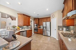 Fridge, microwave, oven, stovetop - Fun Getaway 20mins to NASA with Game Room and BBQ (Deer Park)