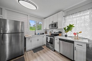 Frigorífico, microondas, horno y placa de cocina