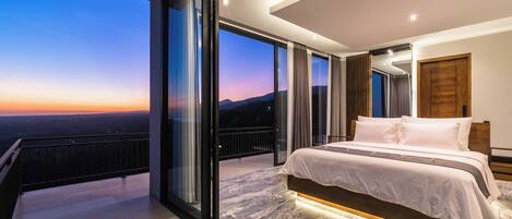 Biệt thự Cao cấp, 5 phòng ngủ, hồ bơi riêng, quang cảnh biển | 5 phòng ngủ, bàn, bộ trải giường