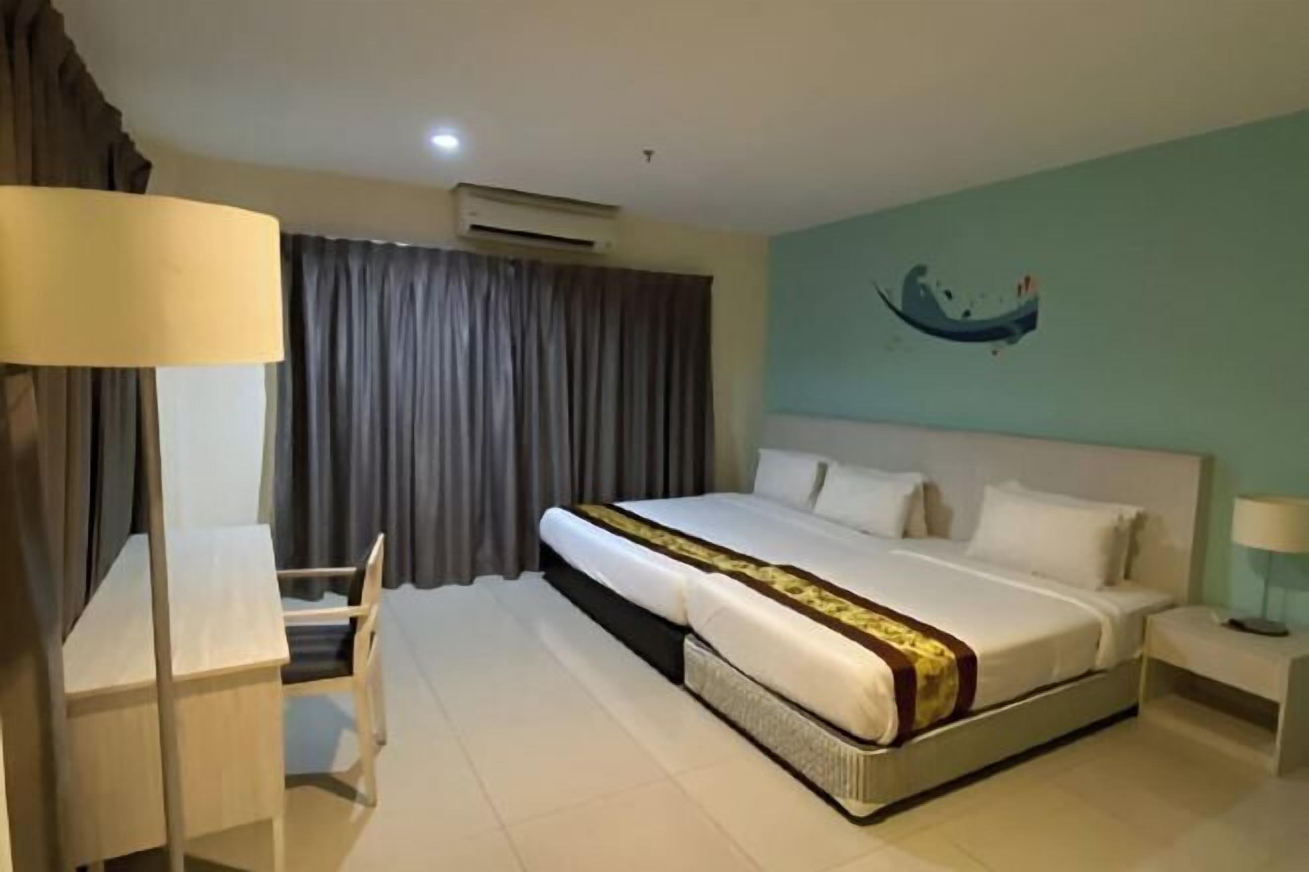 Bureau, rideaux occultants, fer et planche à repasser, draps fournis