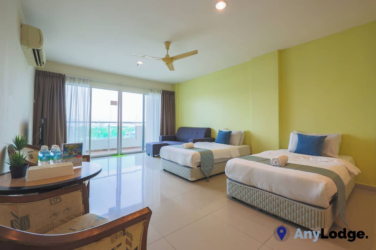 Habitación familiar, balcón, vista al mar | Área de sala de estar | Televisión de pantalla plana de 42 pulgadas con canales vía satélite