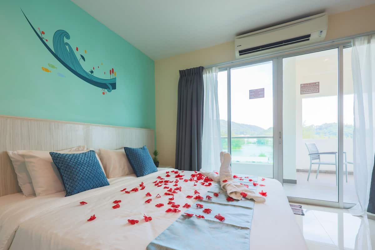 Een hotelkamer met een bed, een groot raam en uitzicht op het landschap.