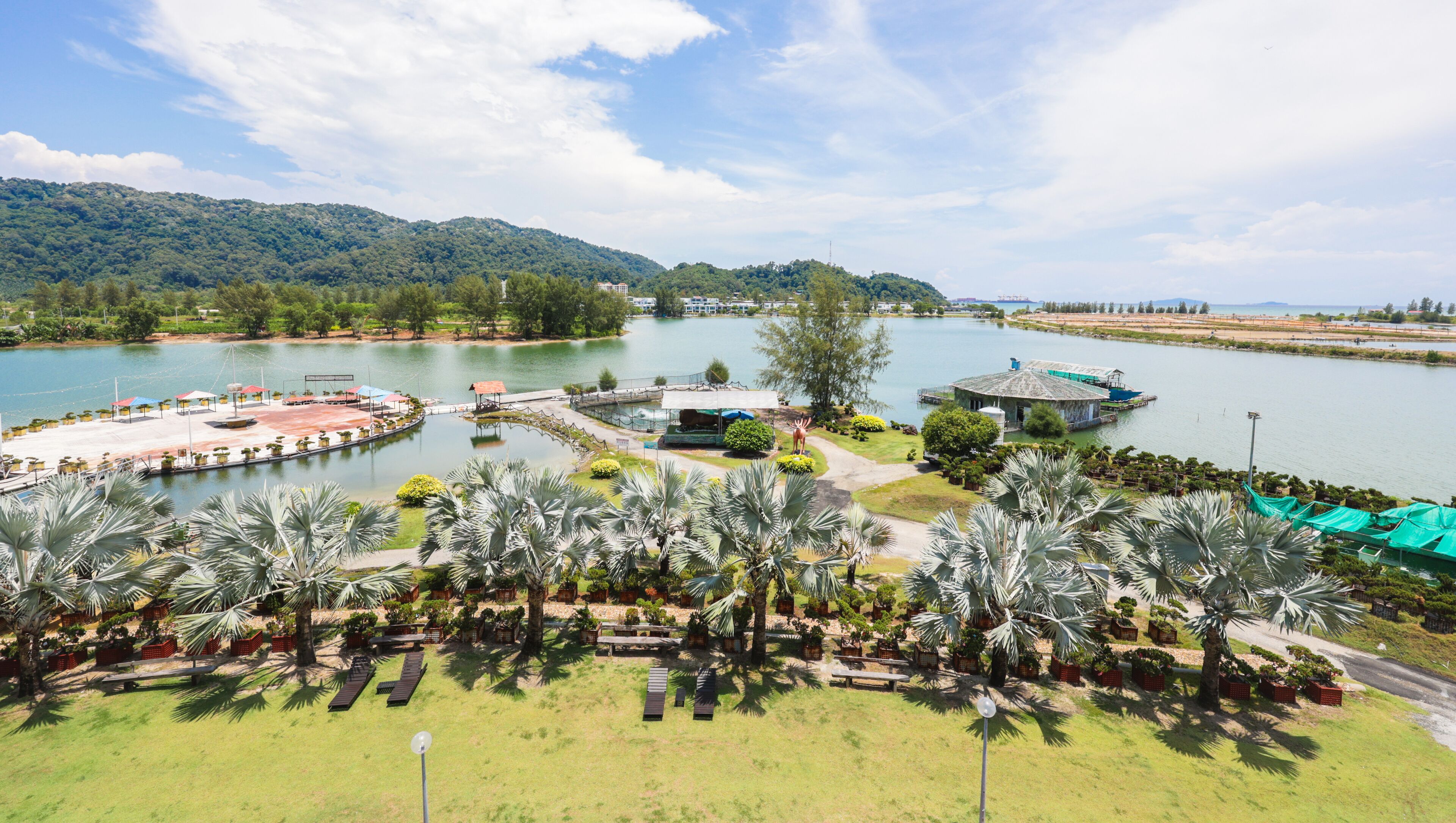 Un complexe hôtelier au bord du lac, doté d’une zone de baignade, d’un quai pour bateaux et d’un belvédère.