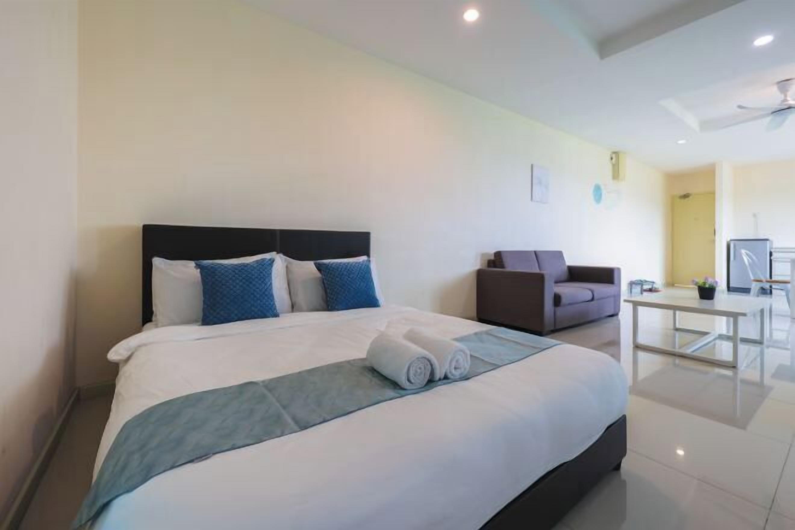 Bureau, rideaux occultants, fer et planche à repasser, draps fournis