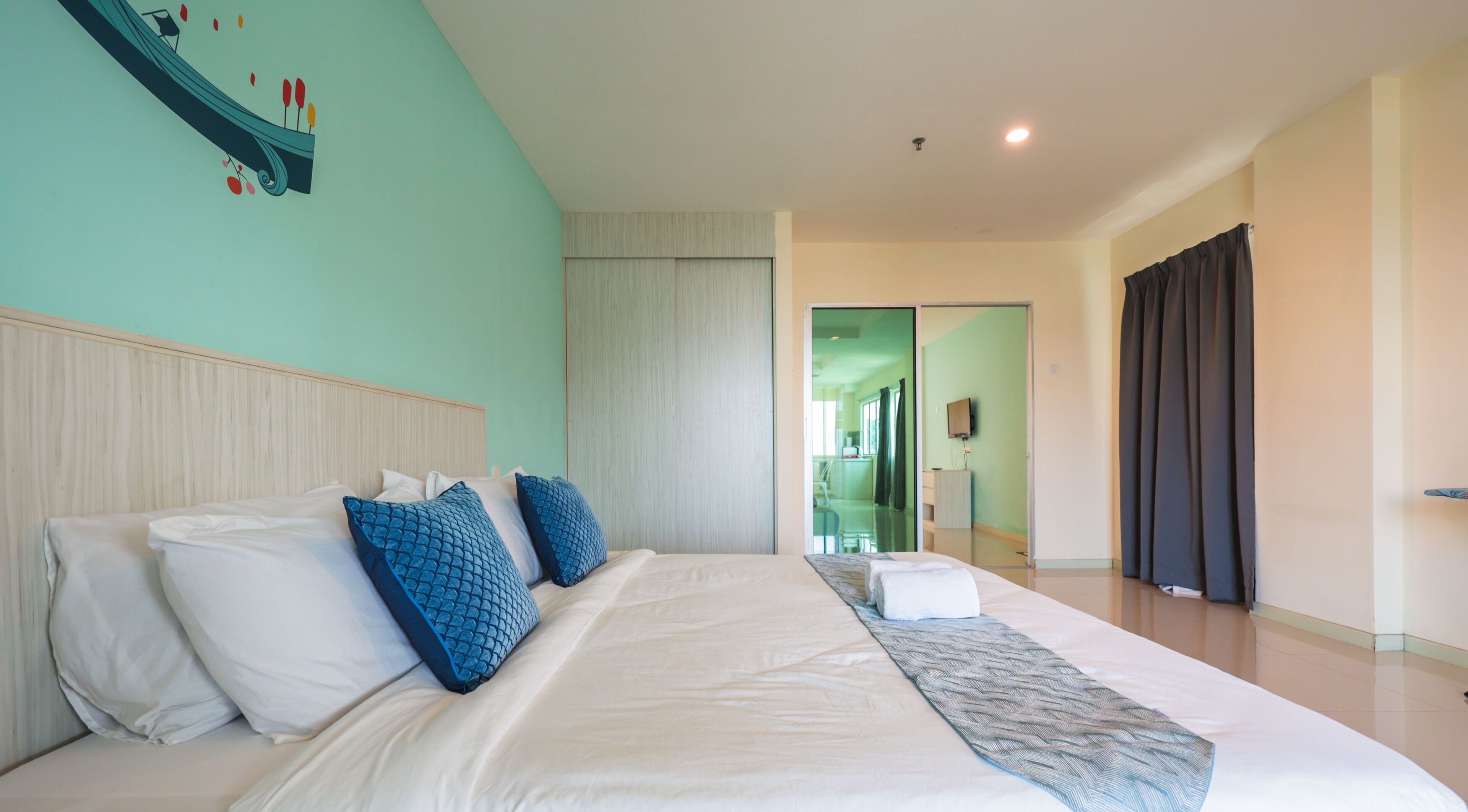Premium Studio Suite, Balcony, Sea View | Desk, blackout drapes, soundproofing, iron/ironing board