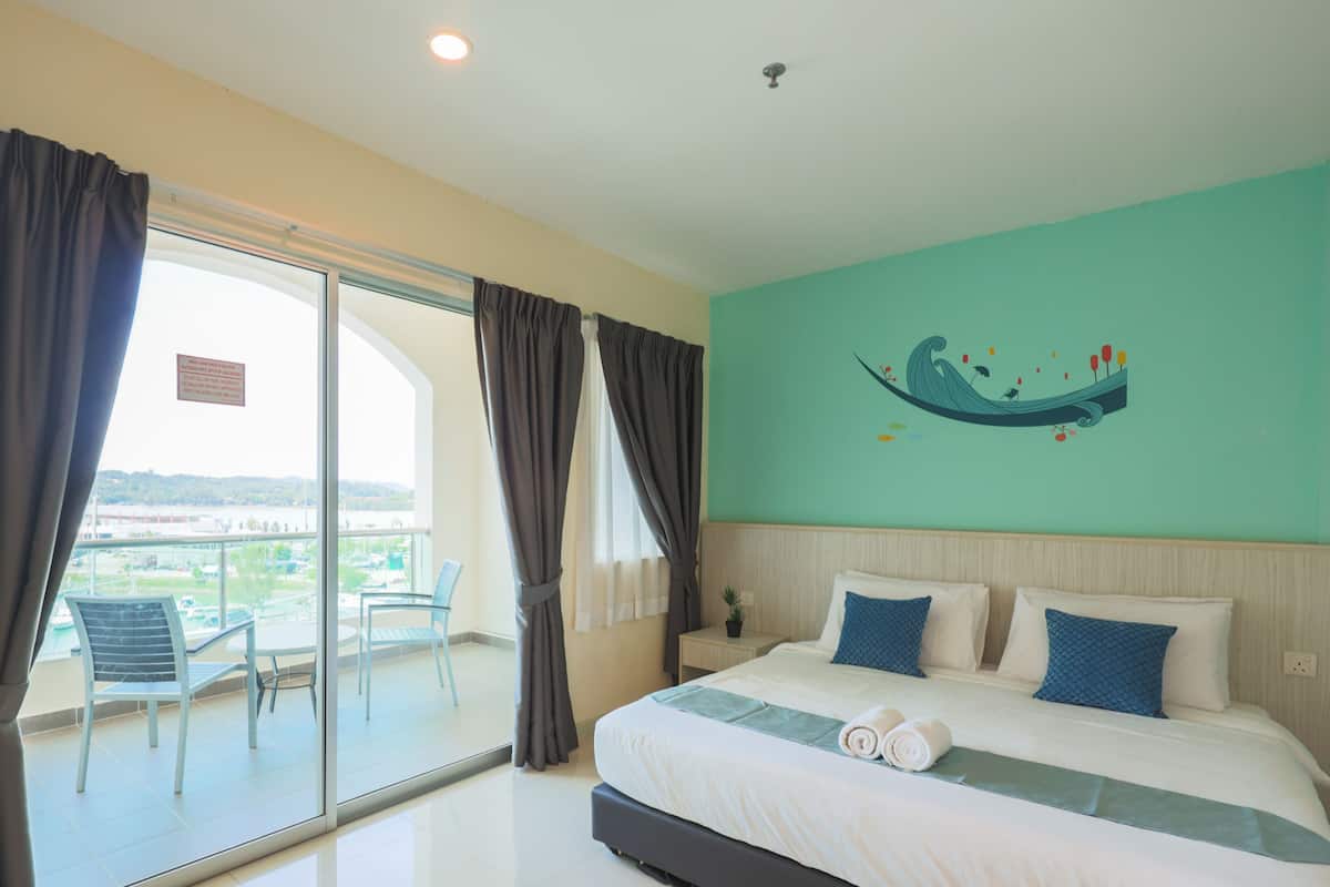 Een hotelkamer met balkon, een bed met twee kussens en een muurschildering.