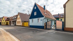 A street with colorful houses, one with the number 134, and a clear sky. - Apartment 'Ferienwohnung 2' with Wi-Fi (Ubstadt-Weiher)