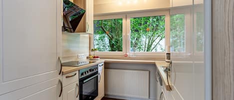 ثلاجة، فرن، موقد طهي مسطح، غسالة أطباق