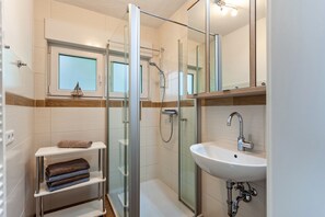 Dusche, Haartrockner, Handtücher