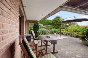 Outdoor dining - Vacation apartment 'Ruhrtalblick' with mountain view, private terrace and WLAN (Bestwig)