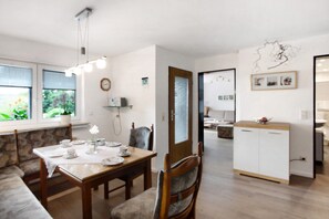 Dining - Vacation apartment 'Ruhrtalblick' with mountain view, private terrace and WLAN (Bestwig)