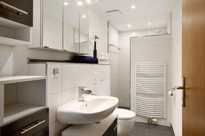 Shower, hair dryer, towels - Vacation apartment 'Ruhrtalblick' with mountain view, private terrace and WLAN (Bestwig)