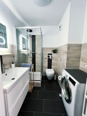 Dusche, Haartrockner, Toilettenpapier