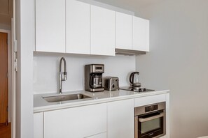 冷蔵庫、電子レンジ、オーブン、コンロ