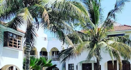 Charming two bedroom villa with WiFi, AC in fantastic Diani