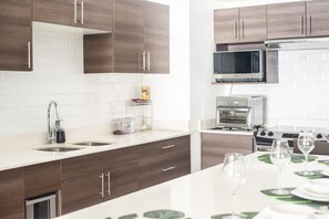 3 bedrooms - Pura Vida Loft - Pool Amenities and Parking (Santa Ana)