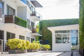 3 bedrooms - Pura Vida Loft - Pool Amenities and Parking (Santa Ana)