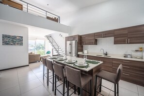 3 bedrooms - Pura Vida Loft - Pool Amenities and Parking (Santa Ana)