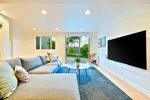 TV, lareira, escritórios