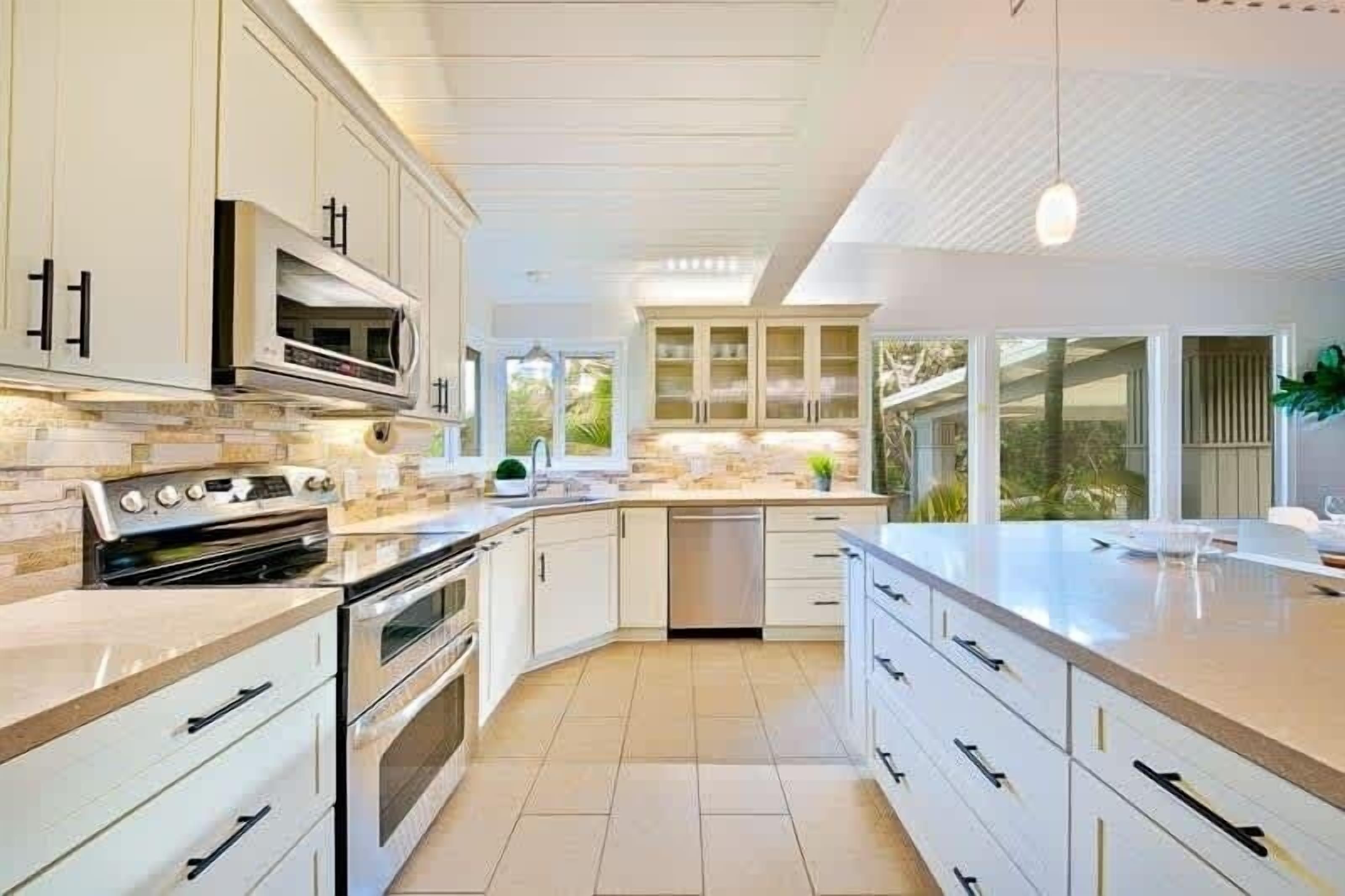 Jääkaappi, mikroaaltouuni, uuni, liesi