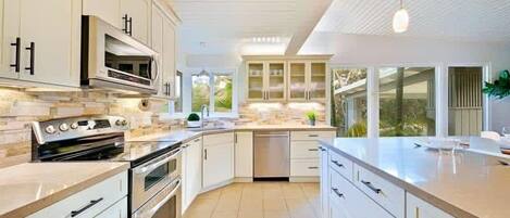 Kylskåp, mikrovågsugn, ugn och spishäll