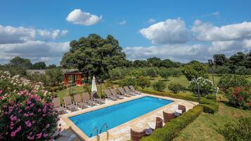 Außenpool (je nach Saison geöffnet)