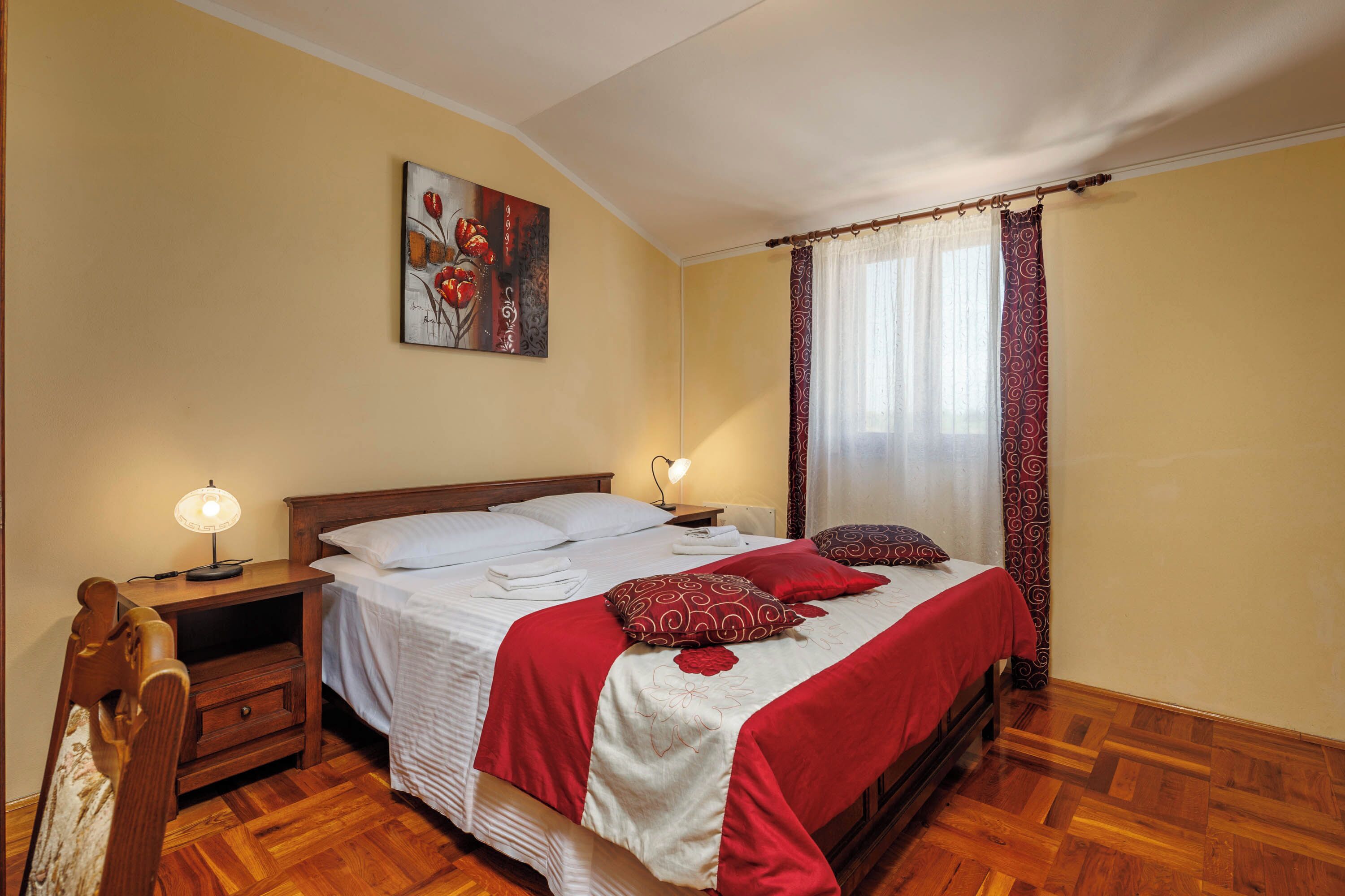 4 عدّة غرف نوم ومساحة عمل للكمبيوتر المحمول ومكواة/لوح كي