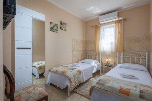 4 bedrooms, laptop workspace, iron/ironing board, free WiFi