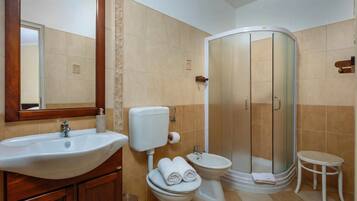 Familienvilla, Mehrere Schlafzimmer (Pool Villa Divina) | Badezimmer | Dusche, Haartrockner, Bidet, Handtücher