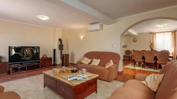 Familienvilla, Mehrere Schlafzimmer (Pool Villa Divina) | Wohnbereich | Videospielkonsole