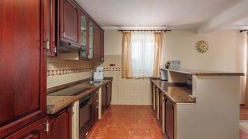 Kjøleskap, mikrobølgeovn, ovn og kokeplater