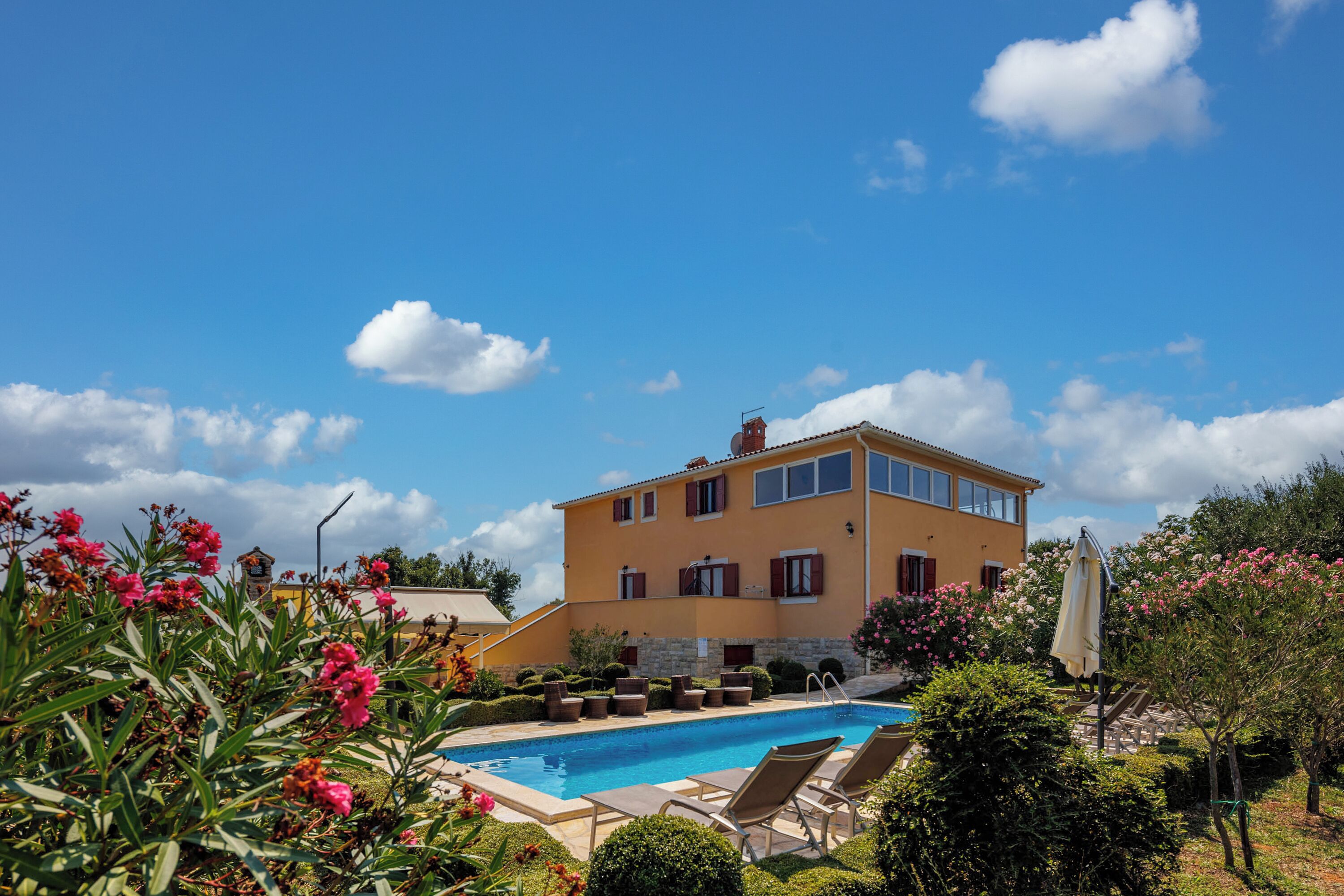 حمّام سباحة خارجي موسمي