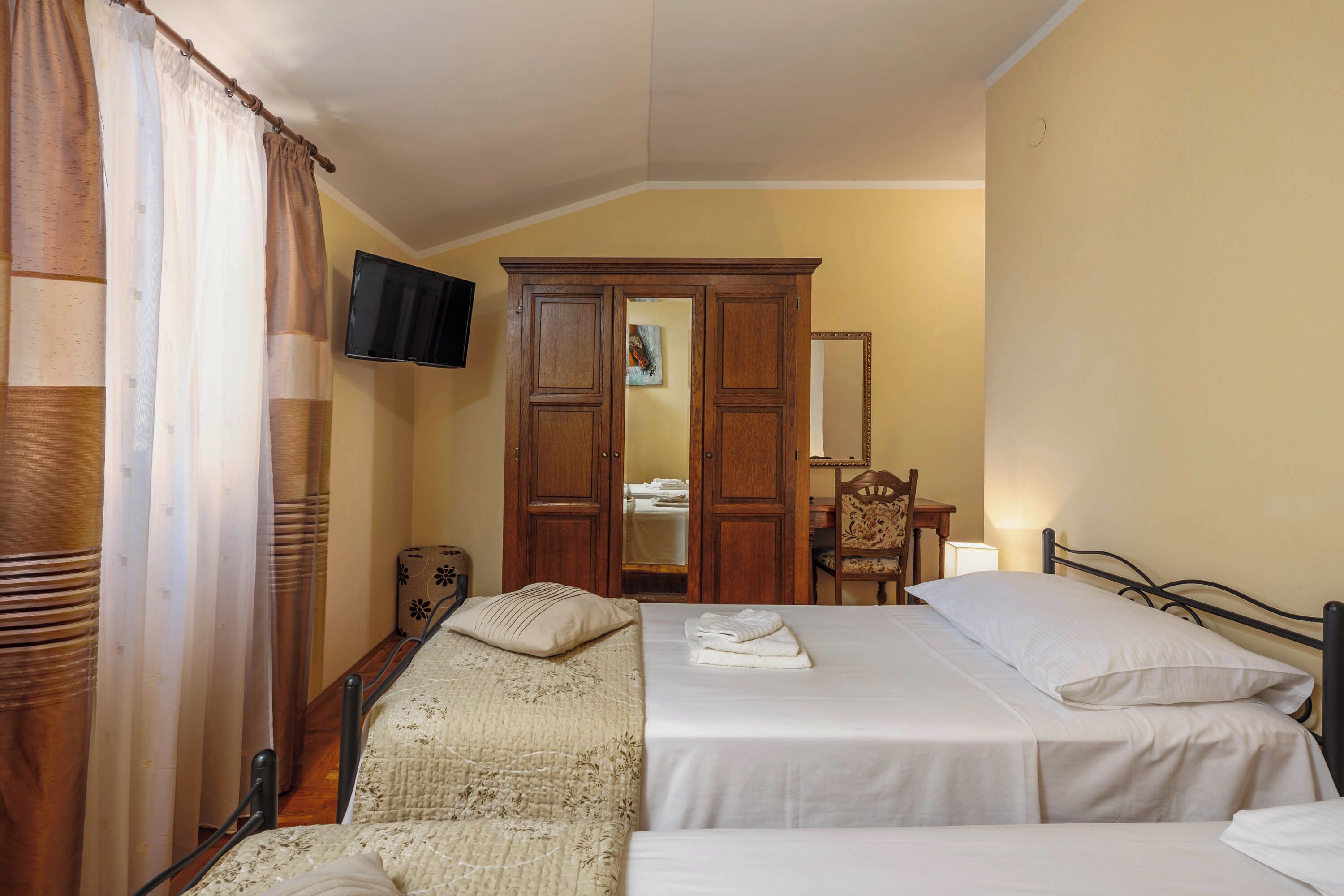 4 bedrooms, laptop workspace, iron/ironing board, free WiFi