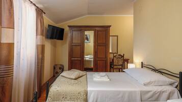 4 bedrooms, laptop workspace, iron/ironing board, free WiFi